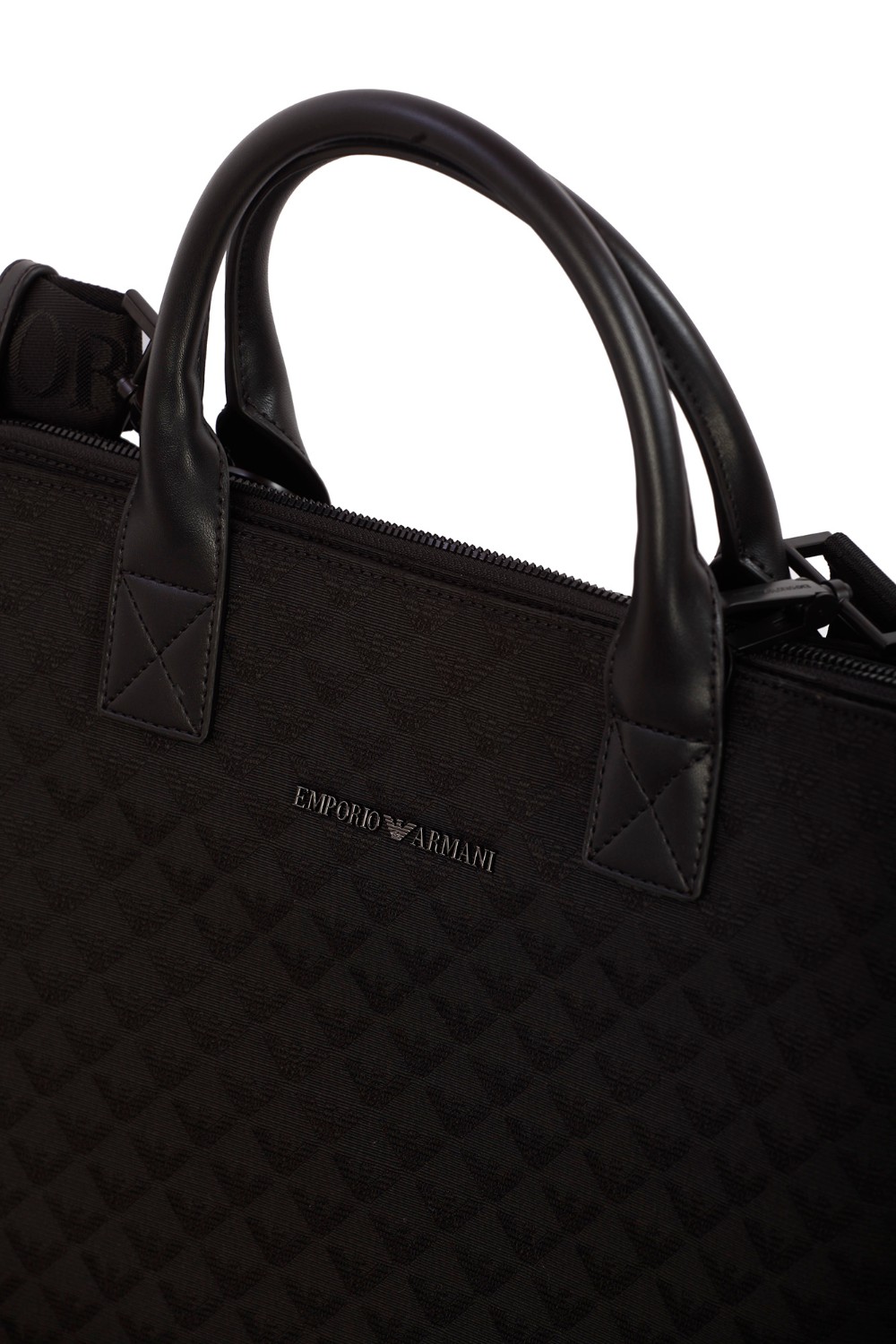 shop EMPORIO ARMANI  Borsa: Emporio Armani tote bag in nylon jacquard eagle all over
Tote bag con doppio manico e pratica tracolla a nastro logata removibile. 
Composizione 52% Poliestere 48% Cotone.
Dimensioni: 38 x 35 x 10 cm.
Nylon jacquard.
Aquila all over.
Logo in metallo.
Doppio manico rigido.
Tracolla removibile.
Fabbricato in Cina.. Y4N134 Y022V-81336 number 9647491